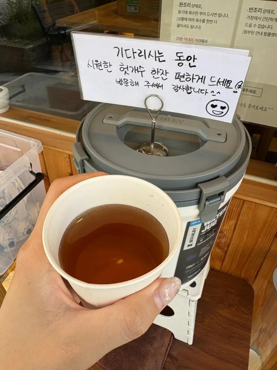 Té de heotgae preparado para los clientes que esperan fuera del local