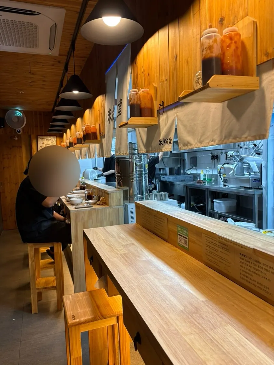 Interior de Mibundang Dongtan Station Branch con decoración de madera natural