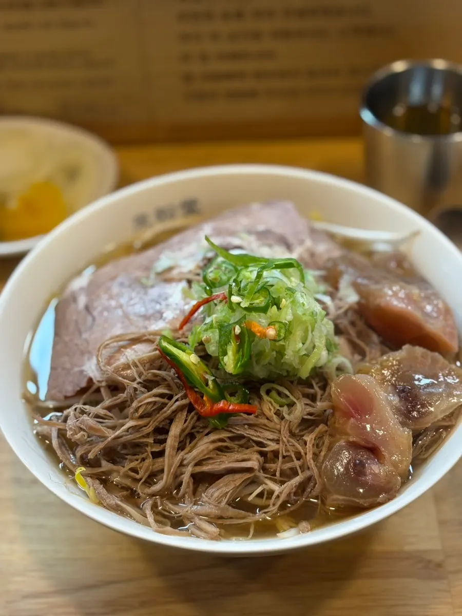 Pho de pecho y tendón de ternera cargado de carne