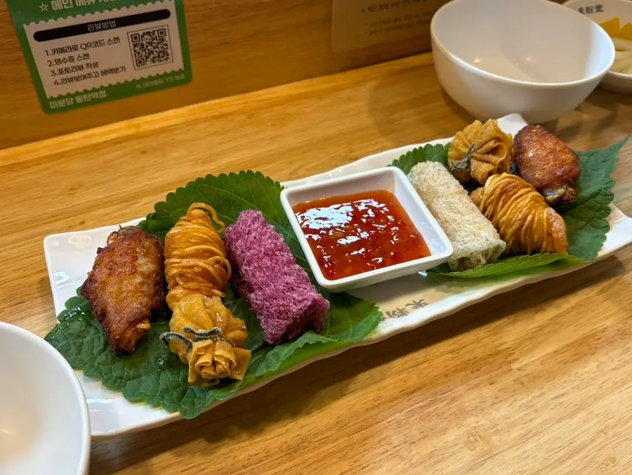 Plato de fritos variados con rollitos y alitas búfalo