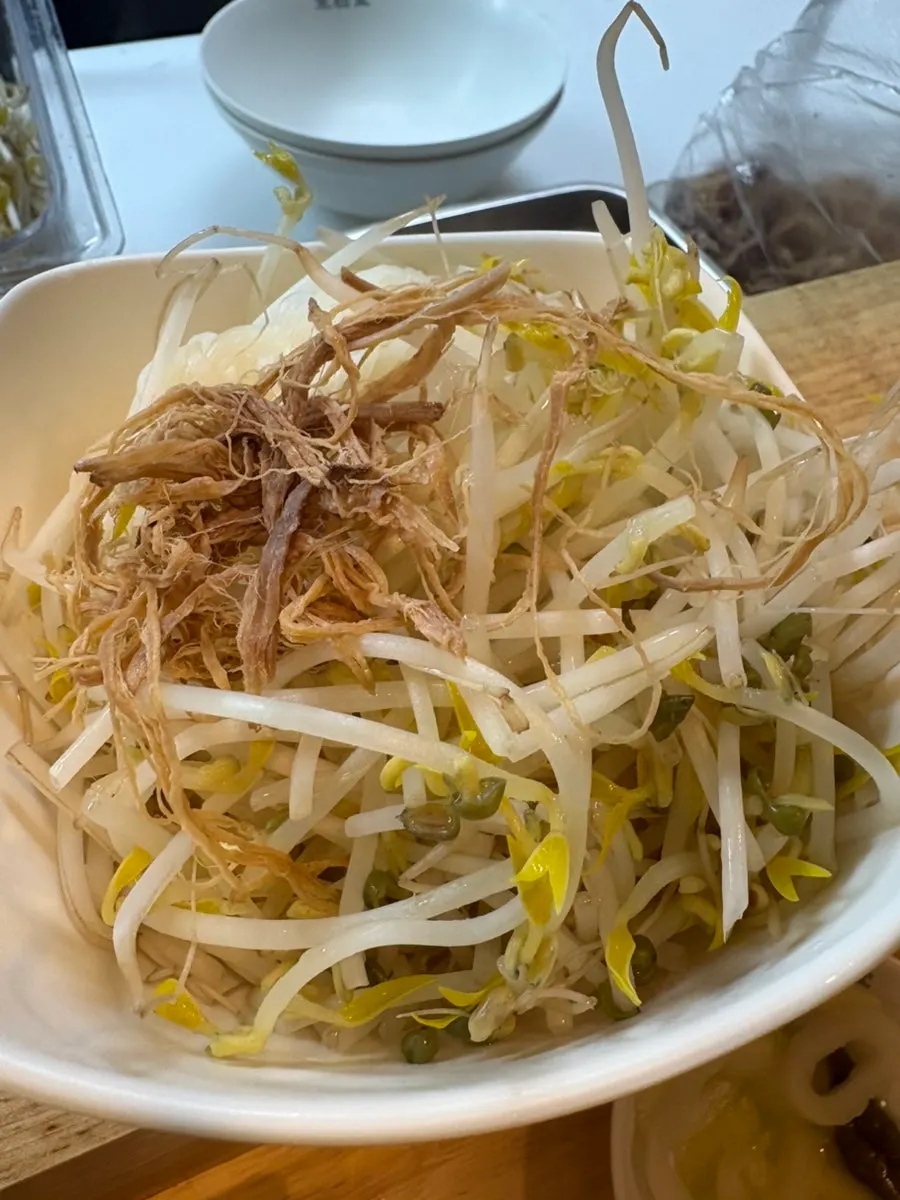 Notice about free noodle and bean sprout refills
