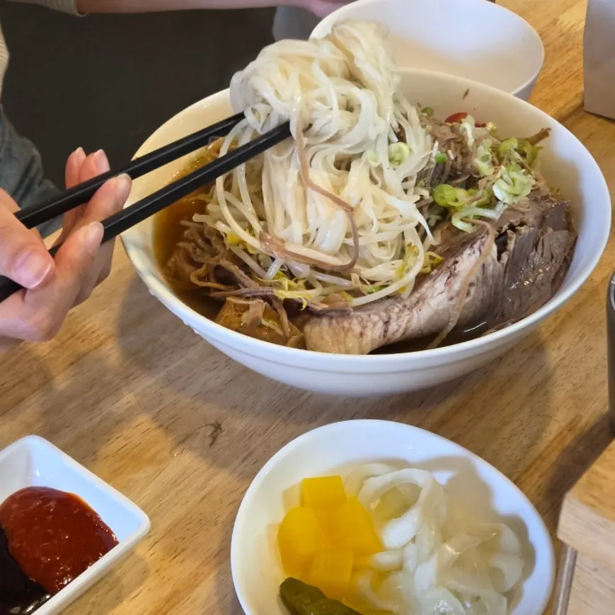 숙주와 면이 푸짐한 쌀국수 한 그릇