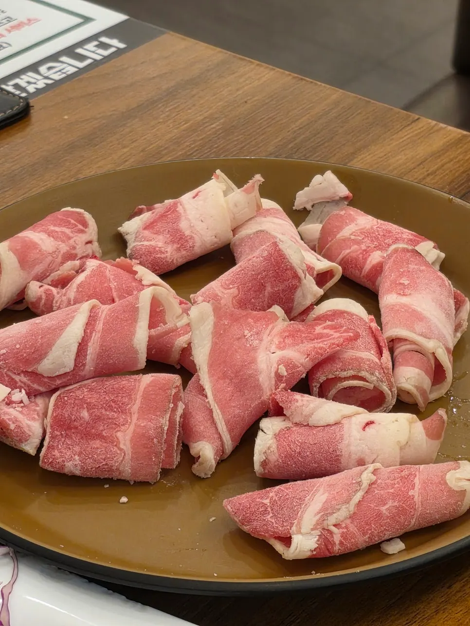 접시에 담아 온 샐러드바 음식