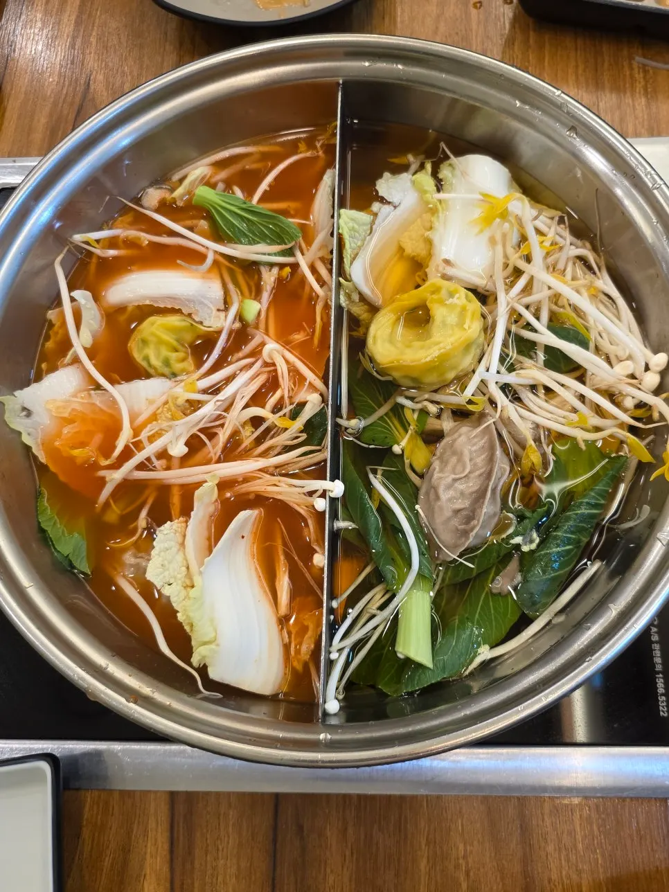 여러 종류의 소스를 담은 접시