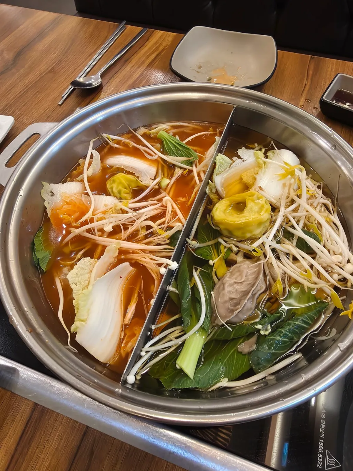 칼칼한 육수와 담백한 육수에 끓는 샤브샤브