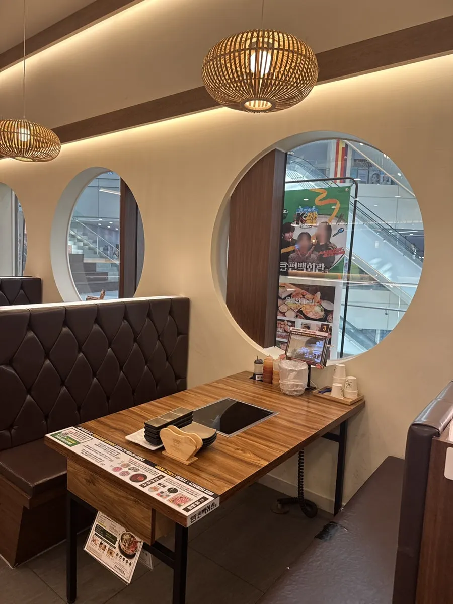 Spacious 110-pyeong dining hall at Pyeonbaek Hoegwan Dongtan Branch
