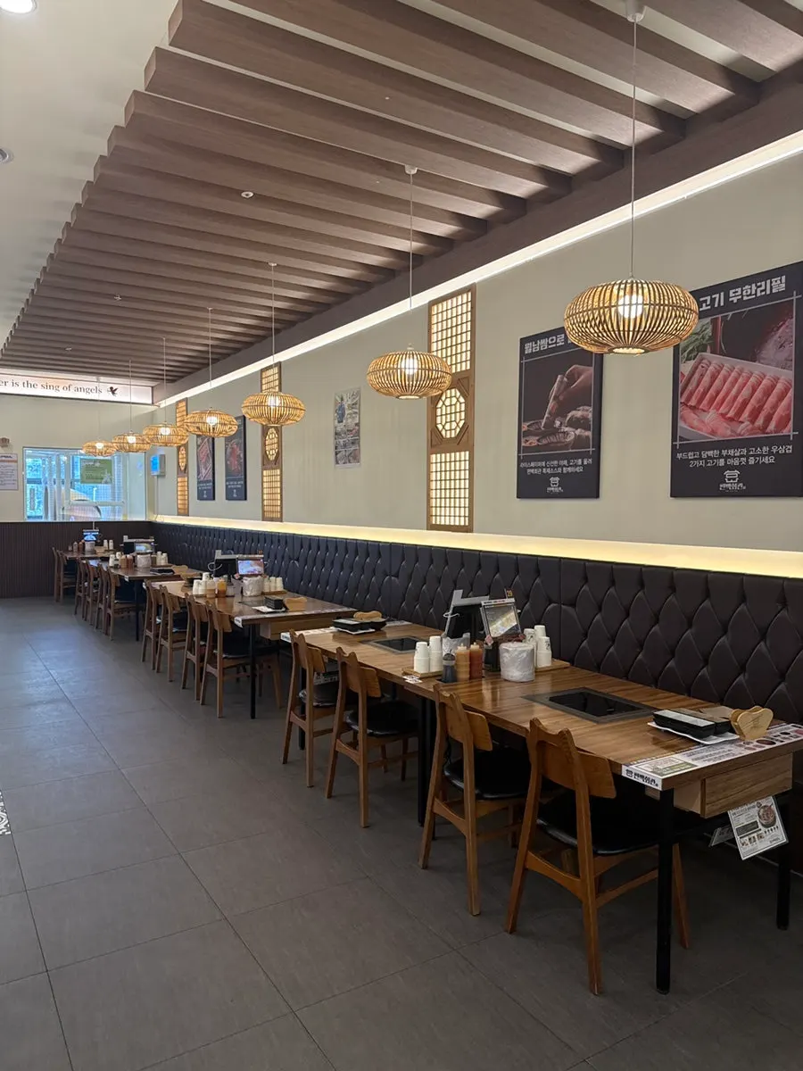 Partitioned seating at Pyeonbaek Hoegwan Dongtan Branch