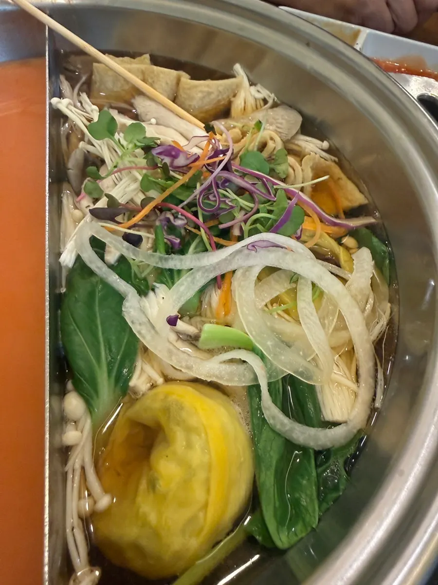 Half-and-half shabu-shabu broth of kasuo and tomato bone broth