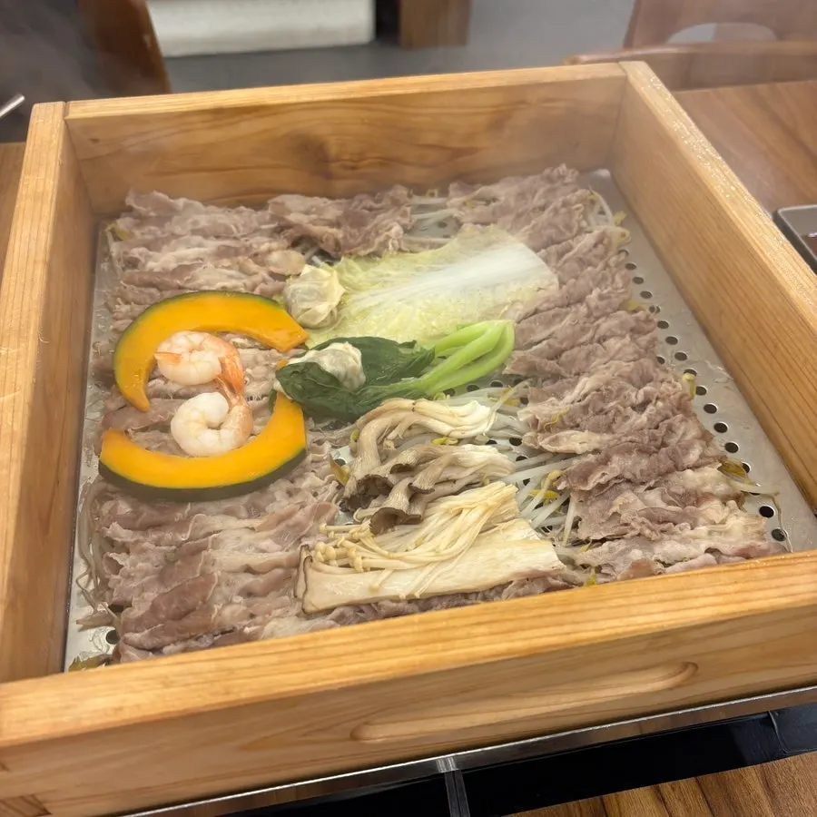 Hinoki steam pot with the lid opened