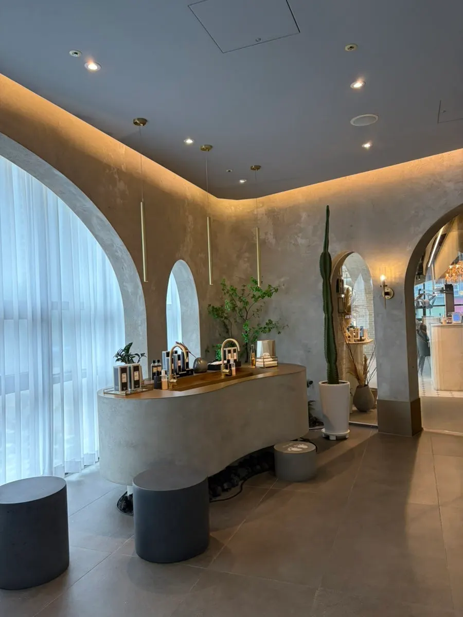 Khu vực bồn rửa tay bên ngoài salon