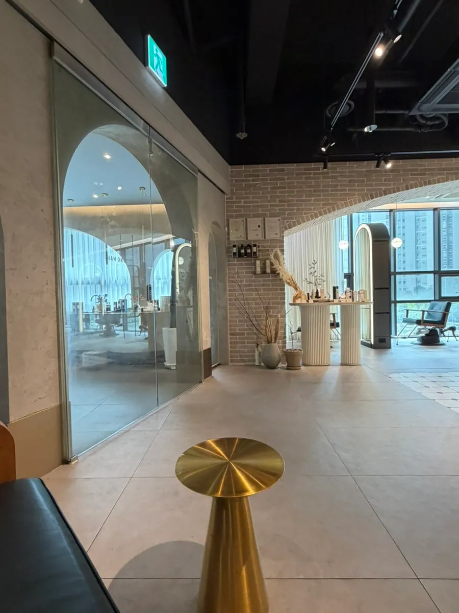 Không gian bên trong salon với tông trắng và xám