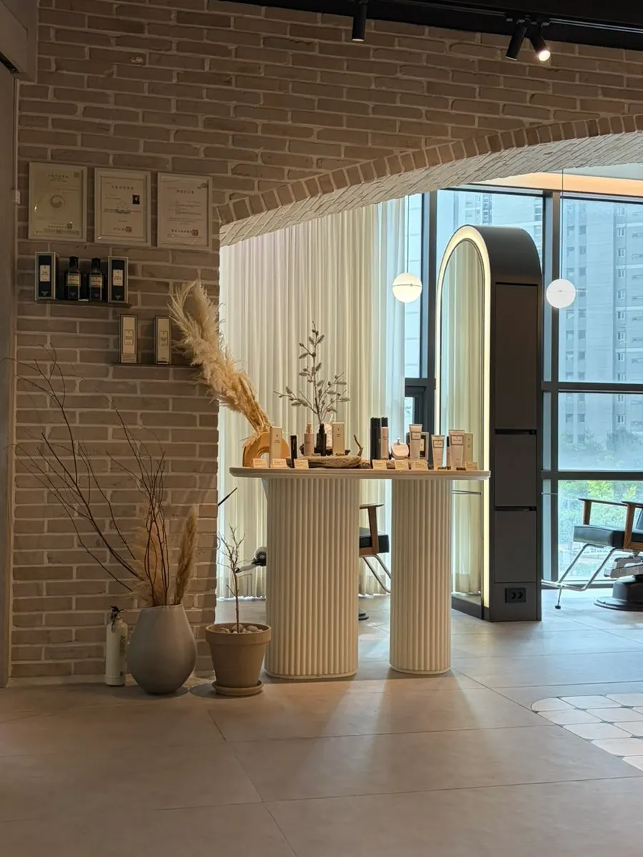 Khu vực ghế làm tóc của Juno Hair Dongtan SRT Station Branch