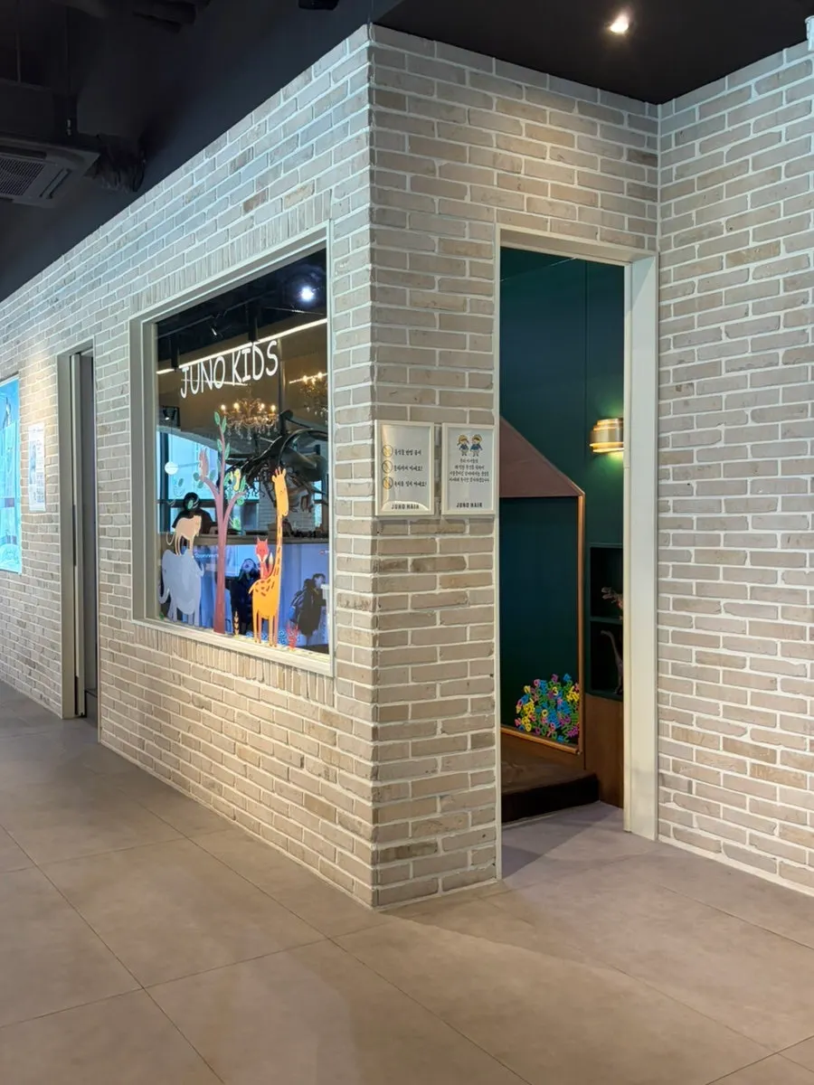 Phòng dành cho trẻ em bên trong salon