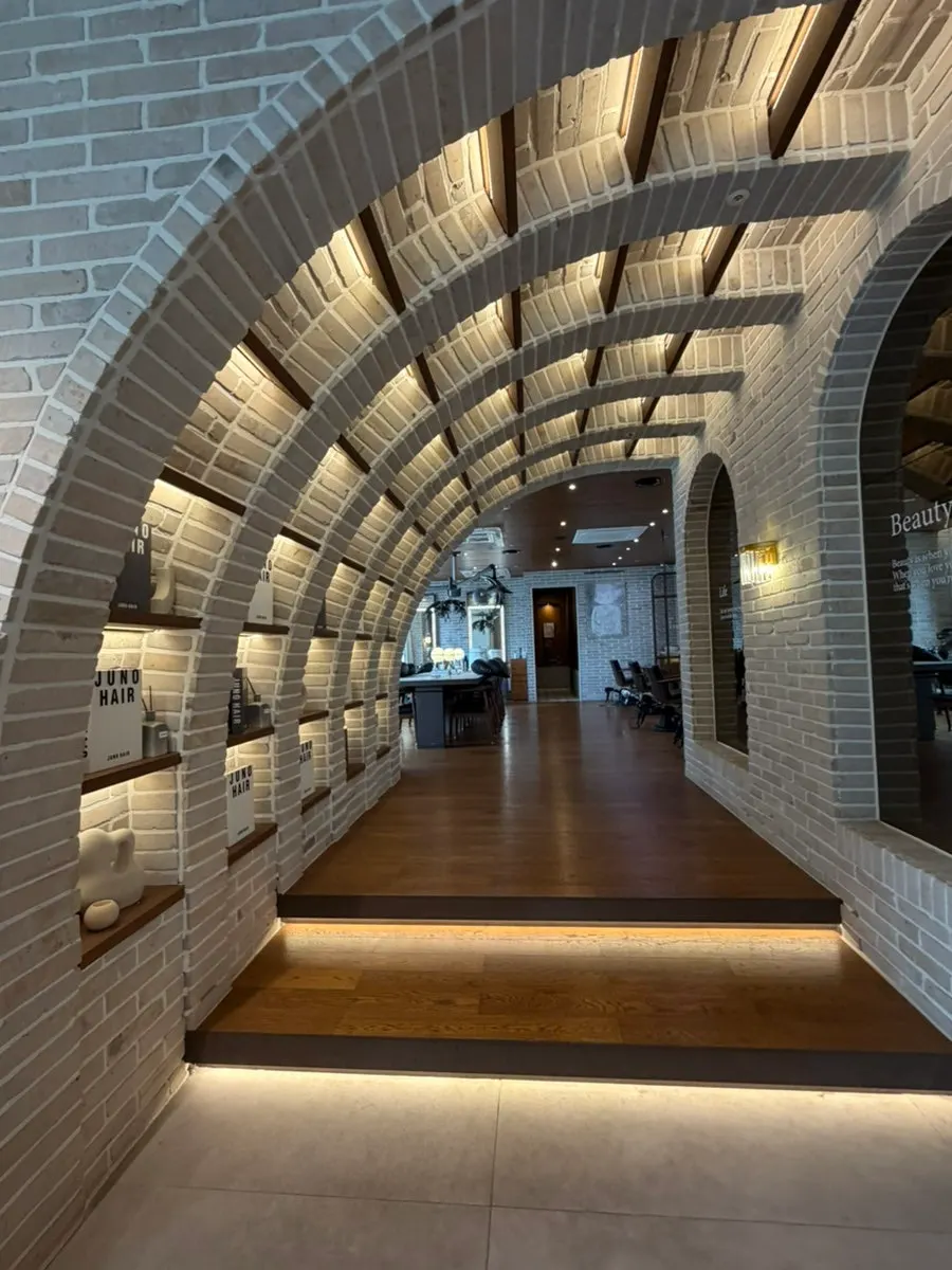 Đồ chơi và nội thất trong phòng trẻ em