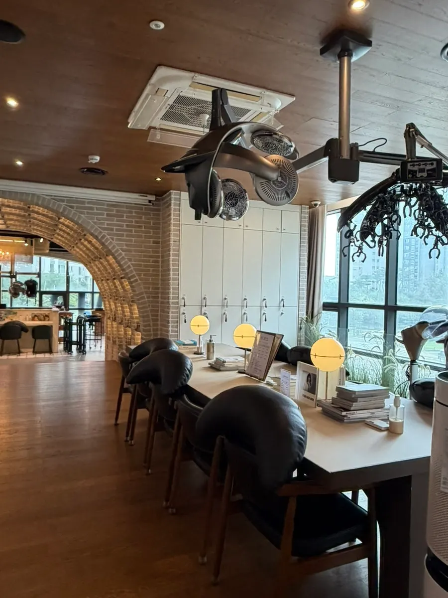Toàn cảnh nội thất bên trong salon