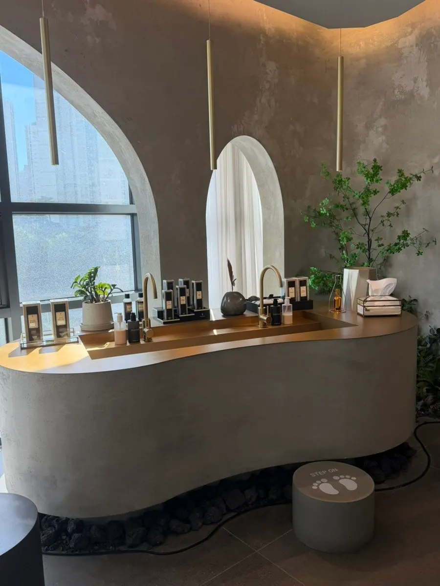 Faucet for handwashing installed outside the salon