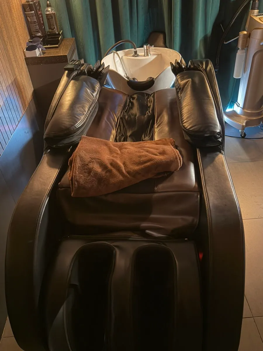 Verspa shampoo chair with full-body massage function