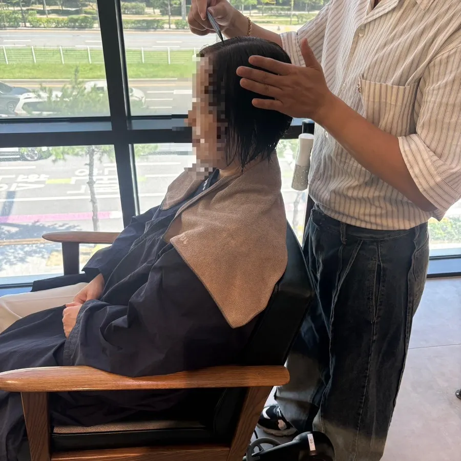 Checking hair condition before the service