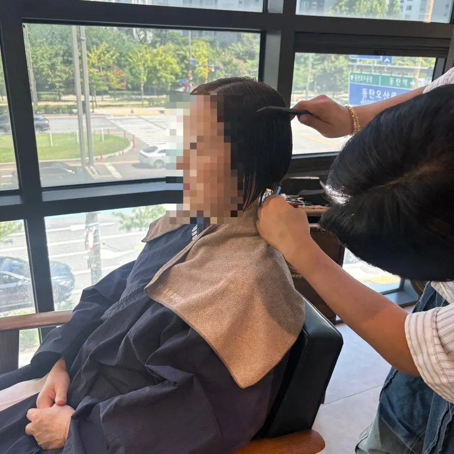 Consultation with reference photos for the short bob perm