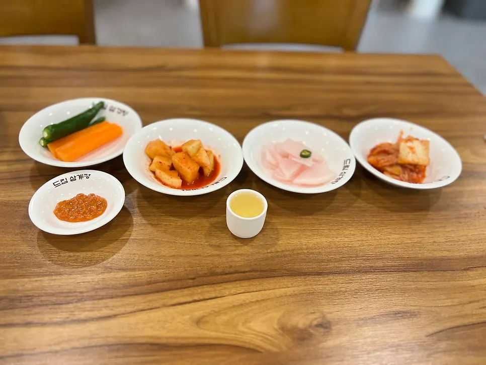 Side dishes and complimentary pre-meal ginseng wine setting