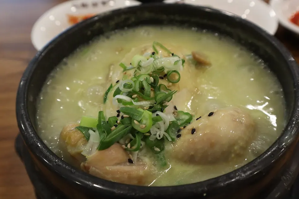 Pot of basic Dream Samgyetang topped with scallions