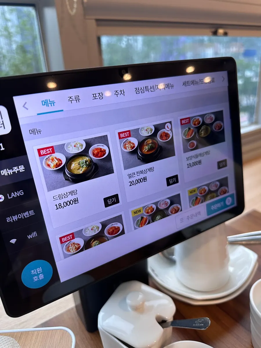 Nội thất sạch sẽ của Dream Samgyetang với nhiều bàn ăn
