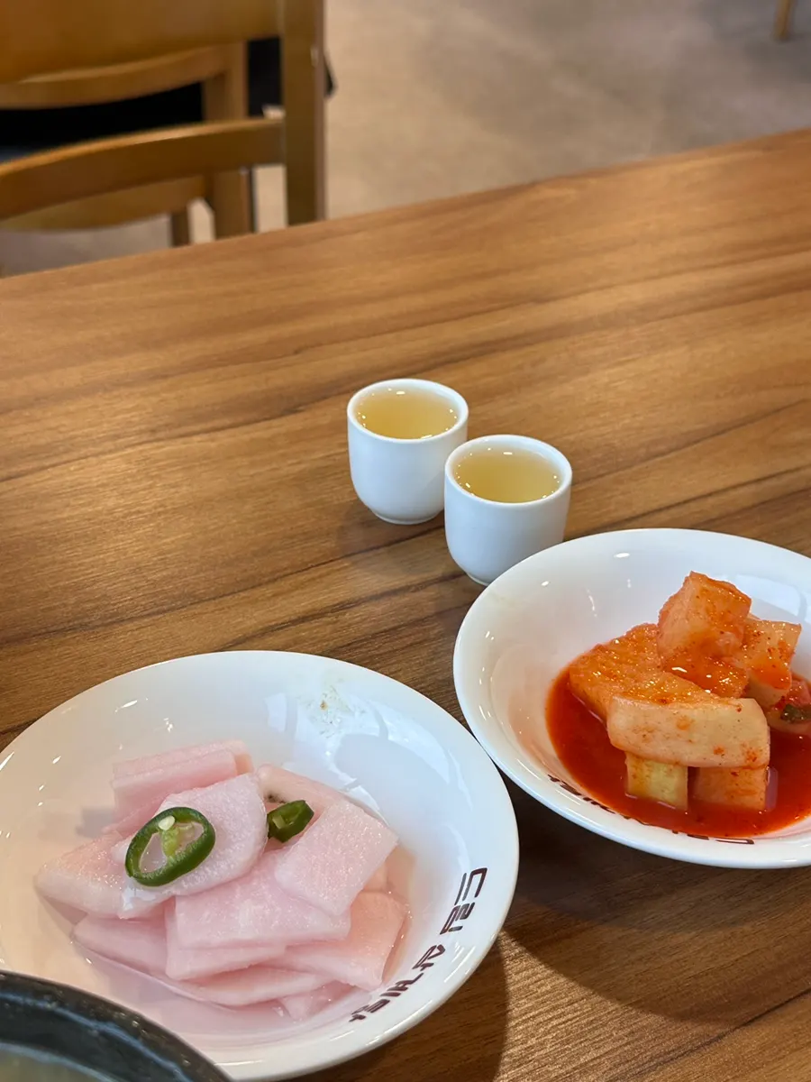 Bàn ăn Dream Samgyetang với các món ăn kèm cơ bản