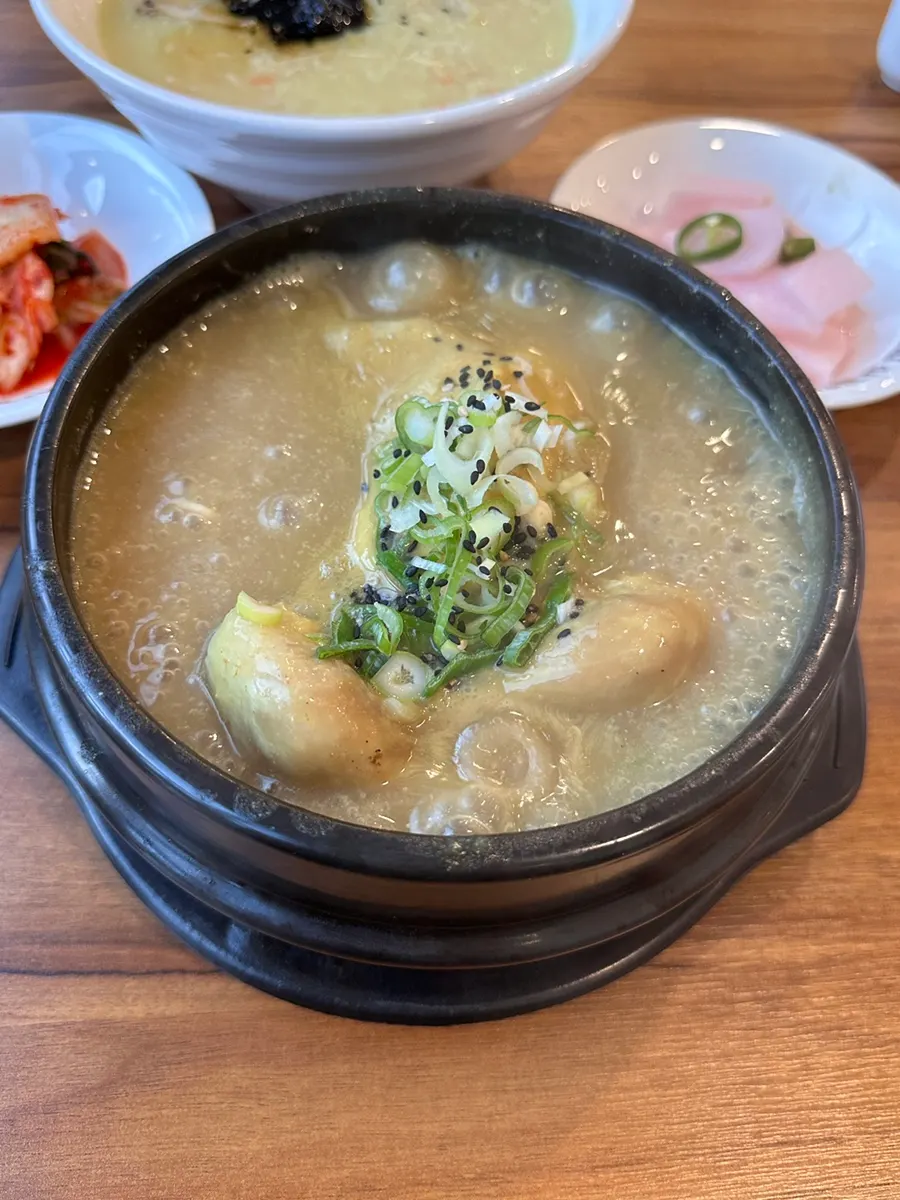 Samgyetang sôi lục bục trong nồi đất