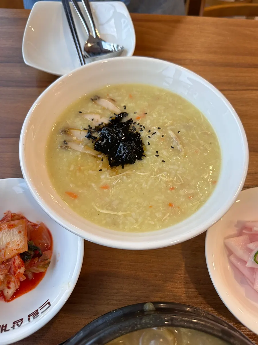 Bên trong samgyetang với thịt gà mềm và gạo nếp