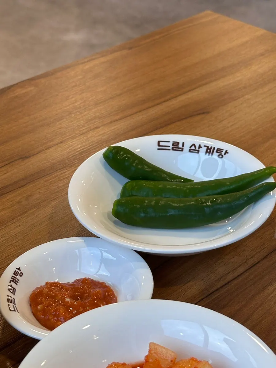 Một miếng kim chi trộn ăn kèm cháo gà