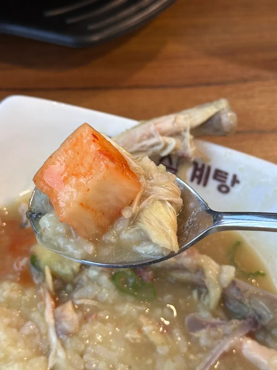 Mâm samgyetang với ớt tươi ăn kèm
