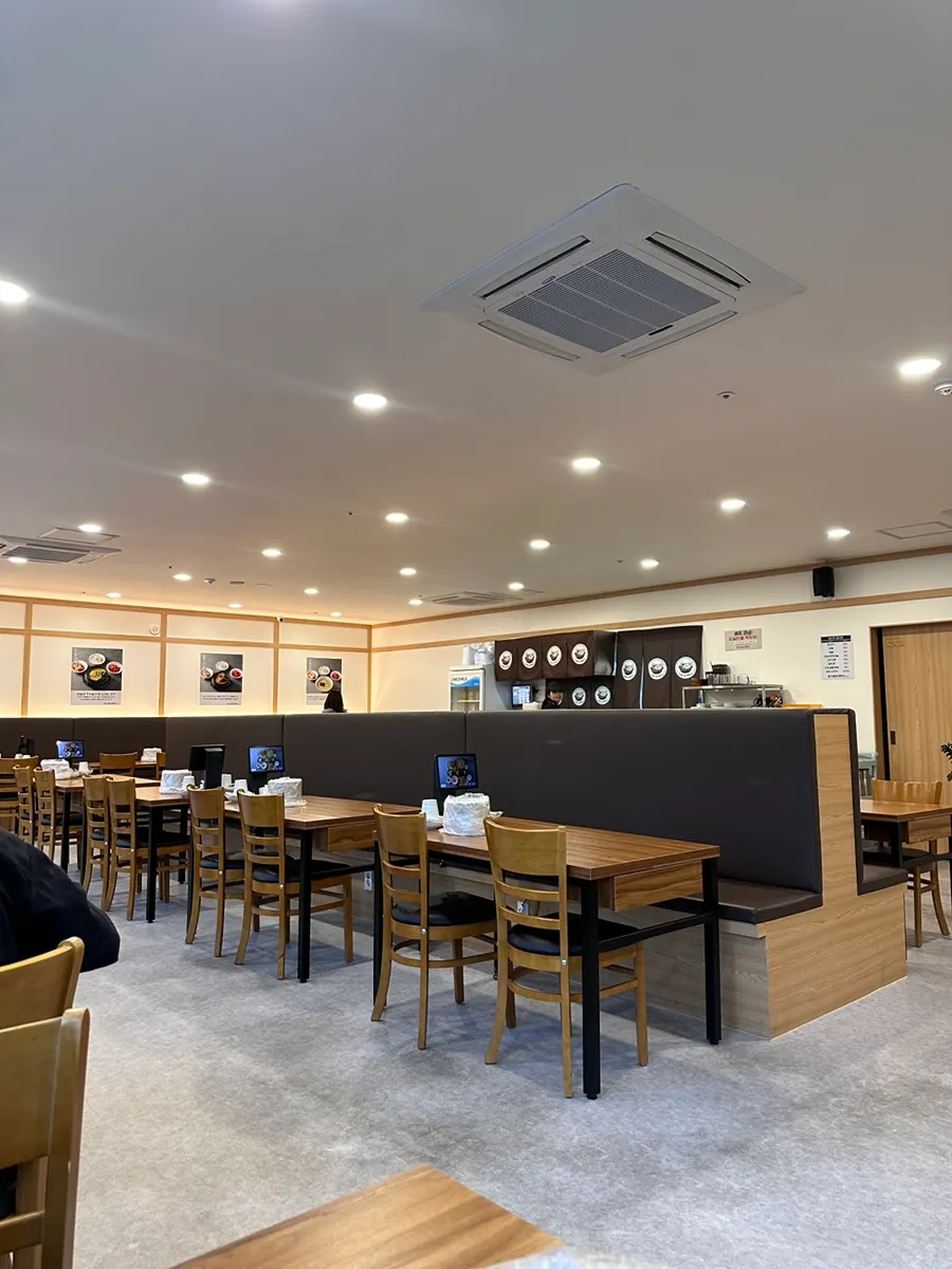 Nồi đất samgyetang và bát cháo gà đã ăn hết