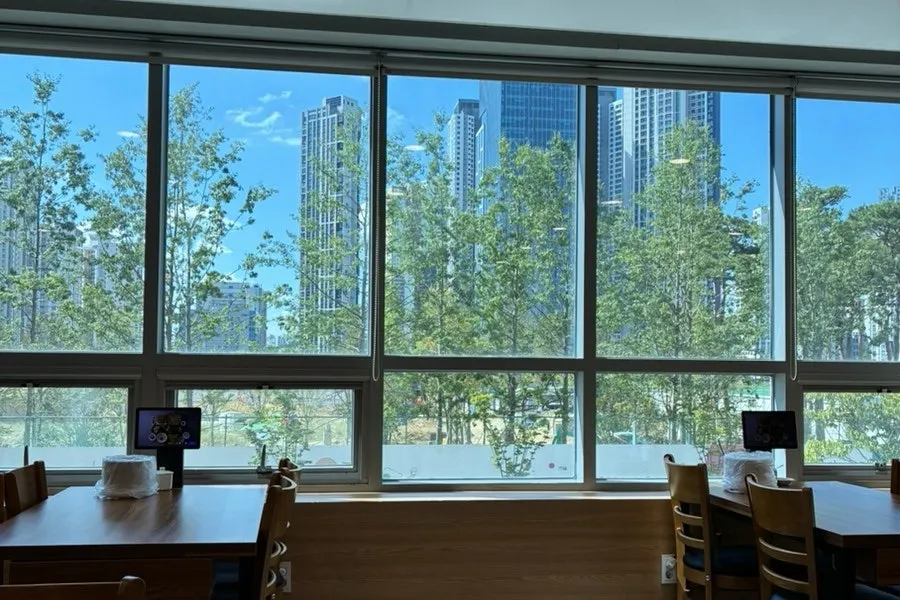 Bright, clean seating hall at Dream Samgyetang