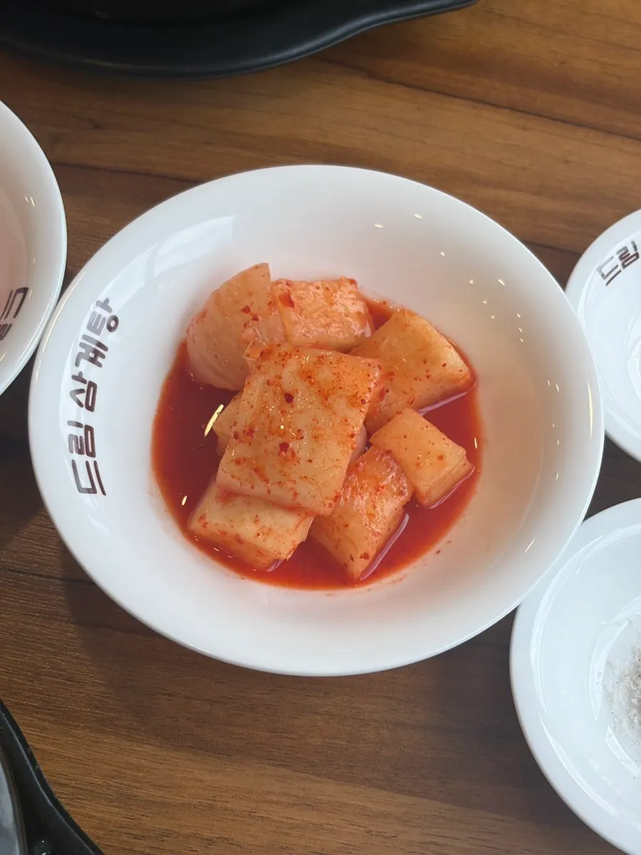 아삭한 식감의 수제 김치 한 점