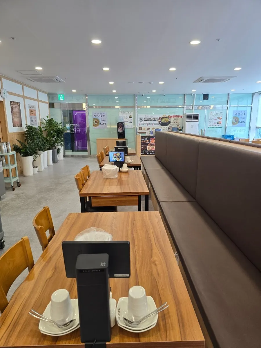 Quiet interior of Dream Samgyetang at 2pm on a weekday