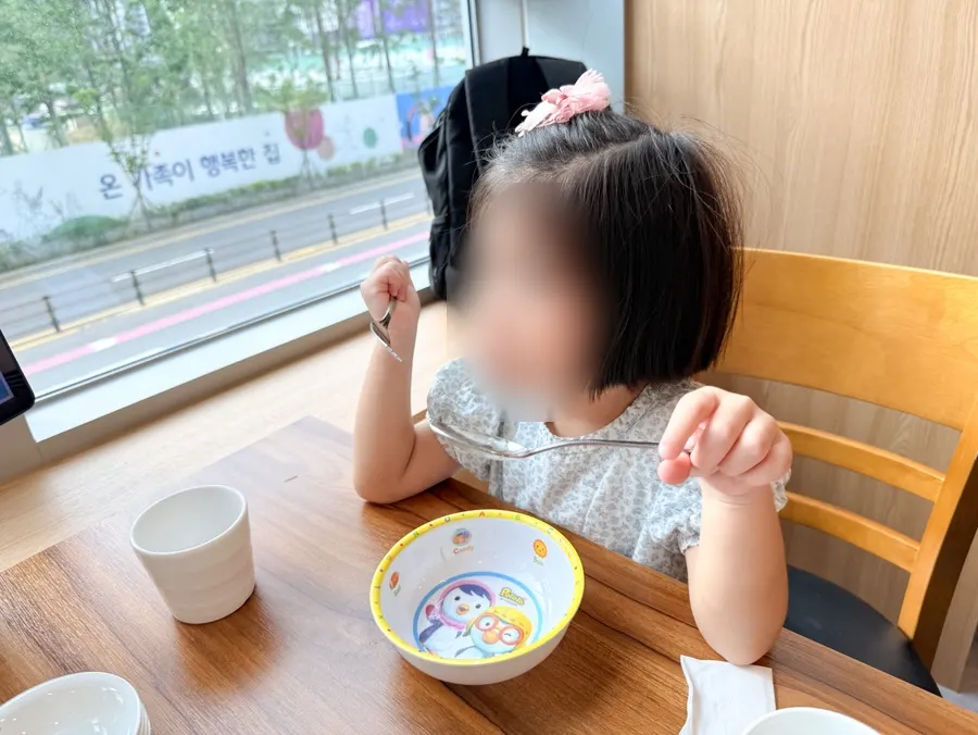 아이 식기가 세팅된 드림삼계탕 테이블