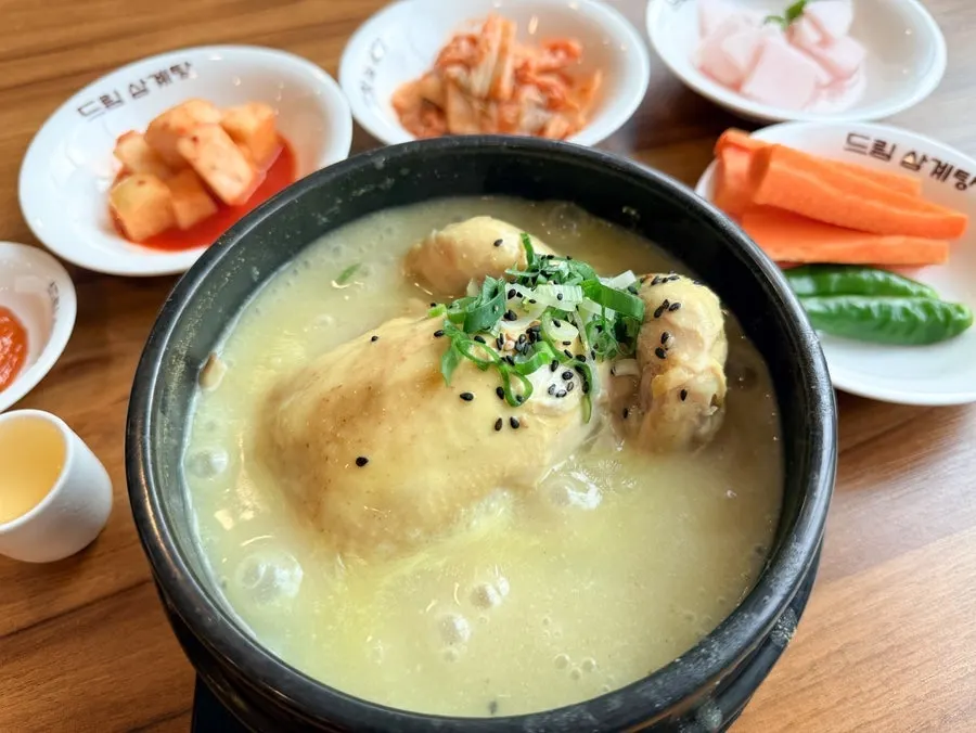 보글보글 끓는 드림삼계탕 뚝배기 삼계탕