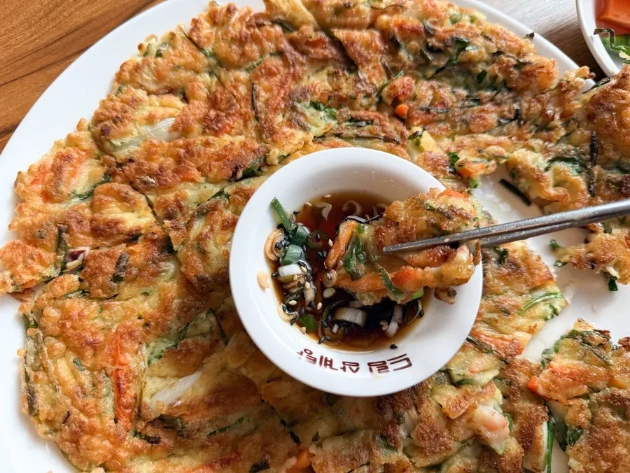 노릇하게 구워진 해물파전 단면