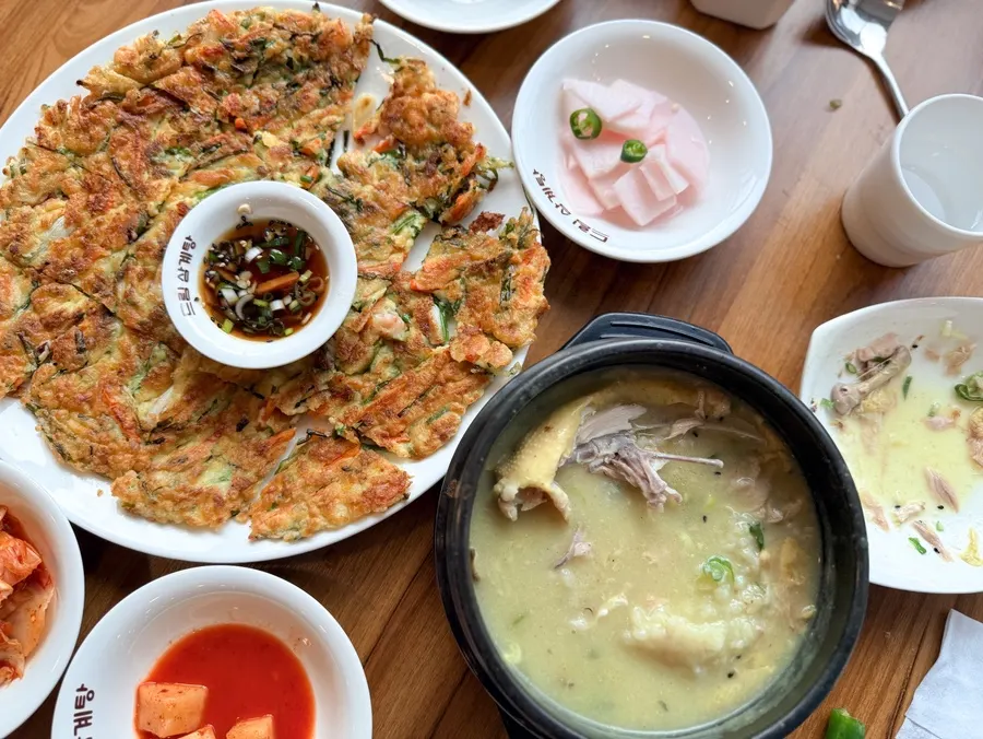 삼계탕과 함께 놓인 해물파전 조합