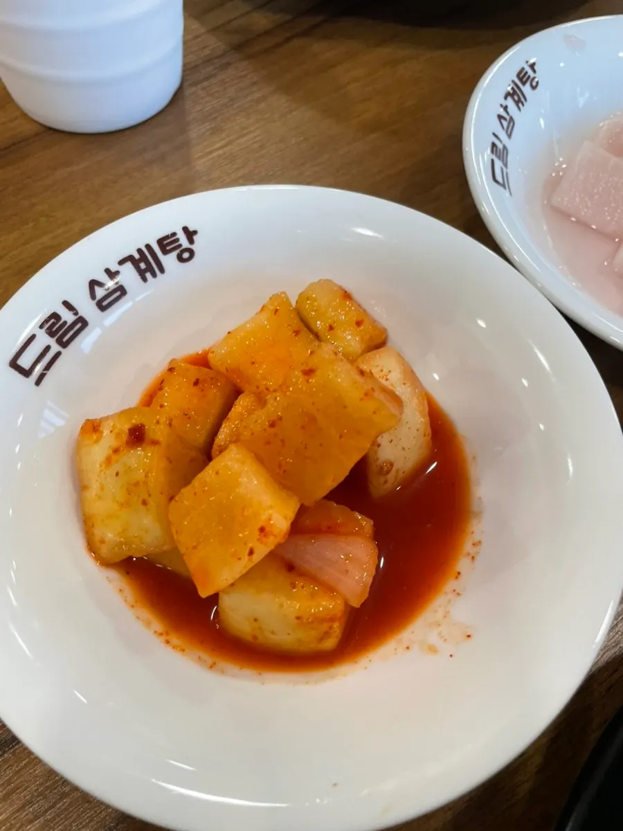 테이블에 차려진 밑반찬 상차림