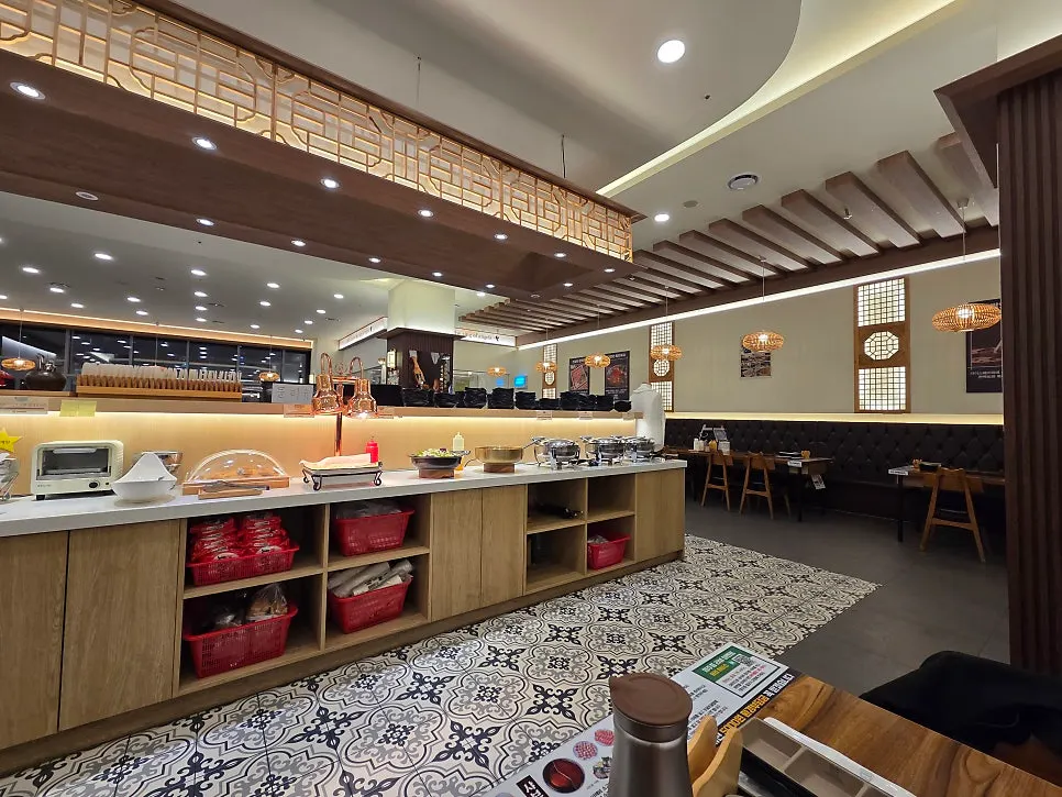 テーブル間隔が広いピョンベク会館トンタン店の店内