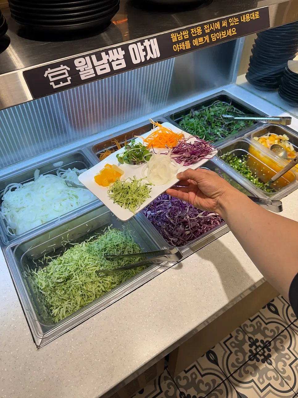 セルフバーのスパゲティとフライドポテトのサイドメニュー