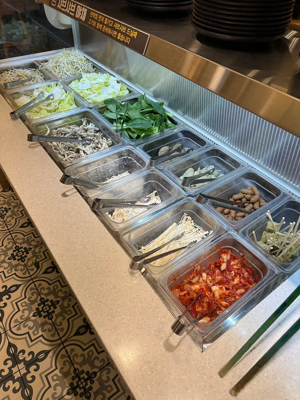 セルフバーに並ぶしゃぶしゃぶ用の野菜