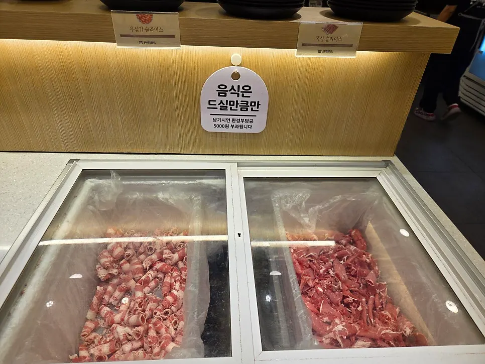 締めのお粥用の材料が準備されたセルフバー