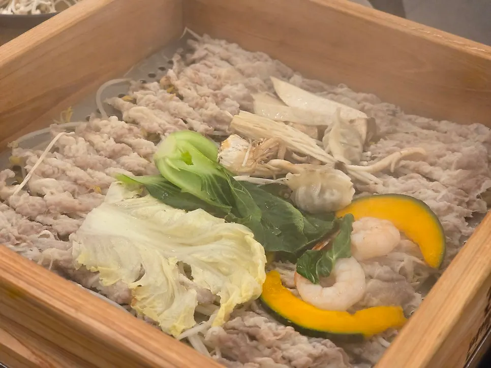 木桶に盛られたヒノキ蒸しの一膳