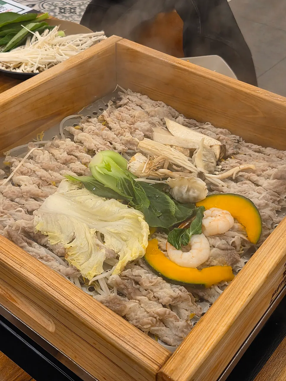 ヒノキの木桶で蒸された肉と野菜