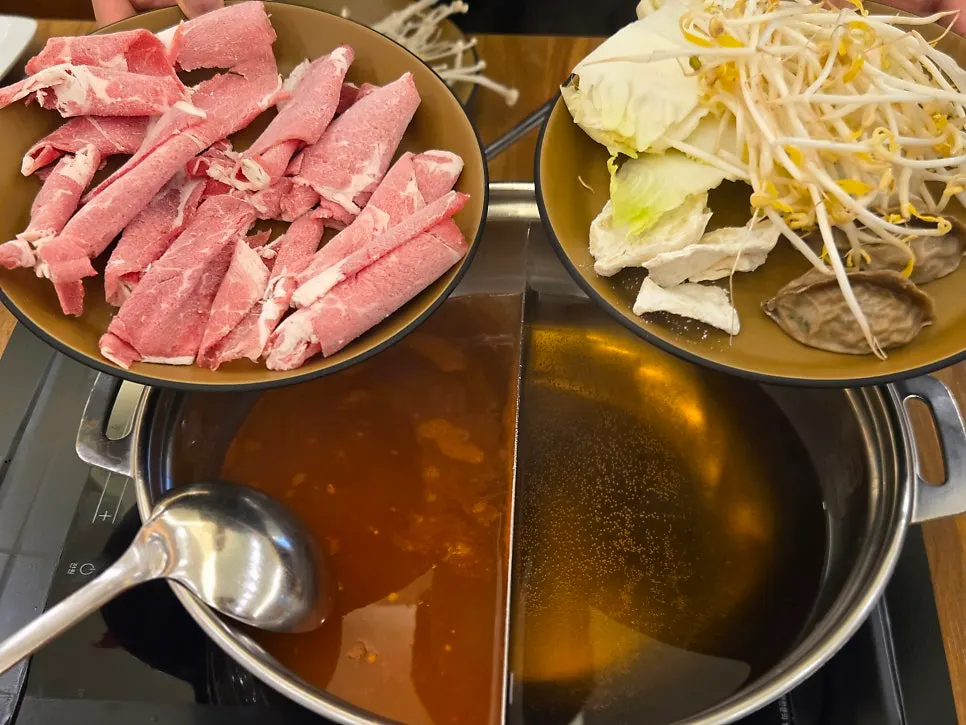 複数の具材を入れて煮た食べ放題しゃぶしゃぶ