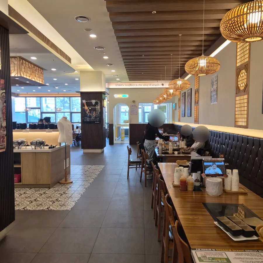 110坪規模の広いピョンベク会館トンタン店ホール内部