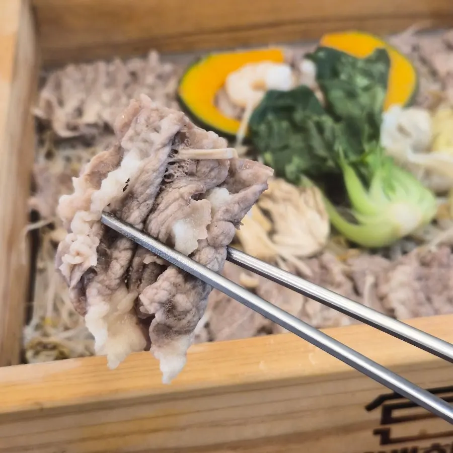 生春巻きにのせたヒノキ蒸しの肉とピーナッツソース