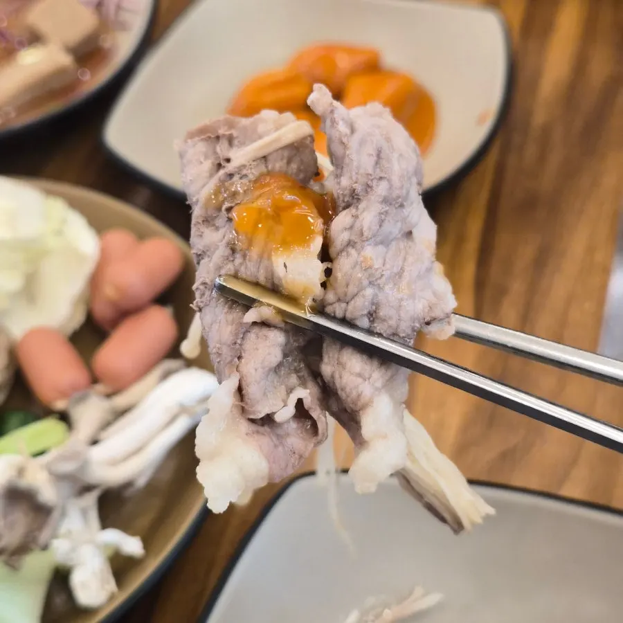 ヒノキ蒸しの肉を包んだ生春巻きのひと口